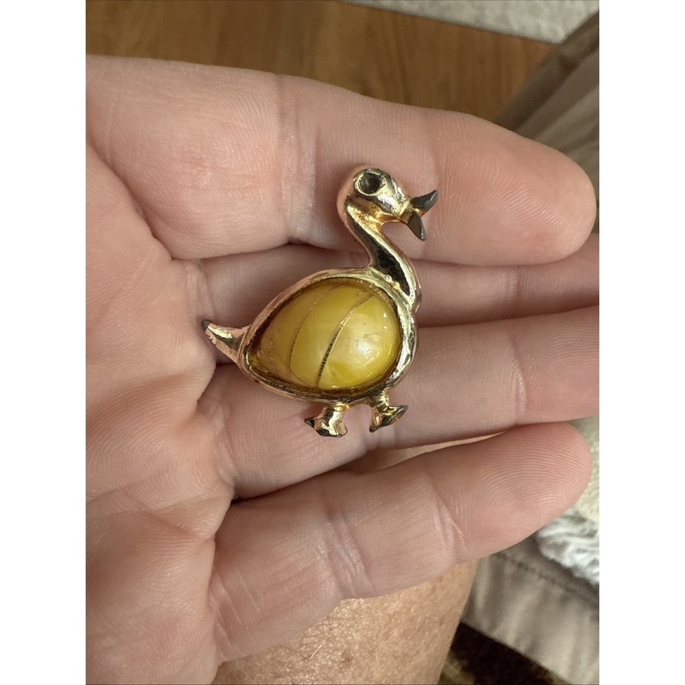 Vintage Gold Tone Swan Brooch Pin Faux Stone Fashion Jewelry 4834